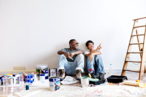 Te has echo esta pregunta alguna vez, si verdad, que dificil saber que pintura usar dependiendo del espacio que se vaya a pintar ya sea en el hogar o negocio, y si debemos tener en cuenta que cada espacio cuenta con necesidades diferentes dependiendo de factores como, si es en el interior, exterior o sobre alguna superficie. Lo primero antes de pintar es que esta superficie debe estar preparada para poder pintarla y que el acabado sea prolijo y se vea uniforme. Debe estar limpia, sin grasa, moho, o polvo y que no tenga ningún residuo, si debes realizar algún tipo de reparación es ideal después de haber limpiado la superficie ya sea resanar alguna grieta, hueco o cualquier hundimiento con algún tipo de masilla o estuco plastico para dejar la pared uniforme y luego sería lijar esa superficie debe quedar lisa quitando residuos de estuco o pintura vieja para nivelar, luego debemos aplicar el primer y este se usa para superficies porosas o pintura residual, cuando tenemos una pared que tiene una tonalidad oscura se recomienda un primer de color blanco antes de aplicar la pintura nueva y en caso de ser una superficie porosa como lo son las superficies de la madera, yeso o cemento este primer sirve para la adherencia de la pintura nueva. Ahora te voy a contar un poco de las opciones que se tiene en el mercado para el interior de los hogares para que tengas una idea de que usar cuando vayas a pintar tu casa adentro, en los interiores la más usada es la pintura a Base de agua llamada también plástica o acrílica esta es la más común para los hogares ya que no tiene olores fuertes es de fácil secado y limpieza. También tenemos pintura a Base de Látex que es muy resistente a la humedad y es ideal para la cocina y baños. Y la pintura a Base de aceite es ideal para zonas de alto tráfico como pasillos o la habitación de los niños ya que se puede lavar. Para el exterior de los hogares también debemos tener en cuenta que, el material de nuestra fachada es importante y que pintura se ajusta a nuestras necesidades la más usada es la Acrílica para exteriores ya que esta se adhiere muy bien a muchos materiales en los que tengamos nuestra fachada ya sea cemento, ladrillo o concreto. La pintura ideal para tu negocio es diferente a la de un hogar ya que para el negocio debe ser muy resistente y fácil de limpiar y que se adecue a tus necesidades y depende de la actividad que realizes y la cantidad de tráfico de personas que vaya a ese lugar. Tenemos la Pintura Lavable que resiste a tráfico pesado con mucho movimiento como restaurantes, oficinas y tiendas ya que estas resisten el roce de las personas en constante movimiento y se pueden lavar cada que se requiera. Esta una ultra resistente que es la Pintura Epóxica que es lavable, resiste grasa, productos químicos y humedad esta es ideal para industrias como gimnasios, hospitales y cocinas industriales. También tenemos la Pintura Antibacterial que evita la proliferación de bacterias y hongos y es ideal para clínicas, negocios de salud, guarderías y spas. Para las superficies porosas como lo mencionamos anteriormente como el cemento, ladrillo, yeso, madera o piedra la pintura ideal para que haya una buena adherencia son las siguientes: La Pintura de Cal son recomendadas para los adobes y piedras, la Pintura Elastomérica es ideal para exteriores ya que es flexible e impermeable, el Esmalte es ideal para la madera ya que al ser un material poroso le da resistencia y se puede lavar. Se recomienda para estas superficies también aplicar primer antes de la pintura. Te voy a compartir algunas recomendaciones de color segun los espacios y material al que vayamos a aplicar pintura. Para los interiores del hogar se recomienda tonos claros dan tranquilidad combinan con cualquier decoración y dan la sensación de amplitud, para los exteriores se recomienda colores neutros o terrosos ya que resisten mejor la exposición al sol y la humedad un consejo evitar colores oscuros ya que absorben más el calor y se deterioran mucho más rápido, para los negocios se recomienda utilizar colores que puedan influir en la experiencia del cliente según el tipo de negocio que tu tengas, para las superficies porosas se recomienda tonos claros si lo que se quiere es resaltar la textura del material y los tonos oscuros si lo que quieres es dar un sensación más sofisticada.